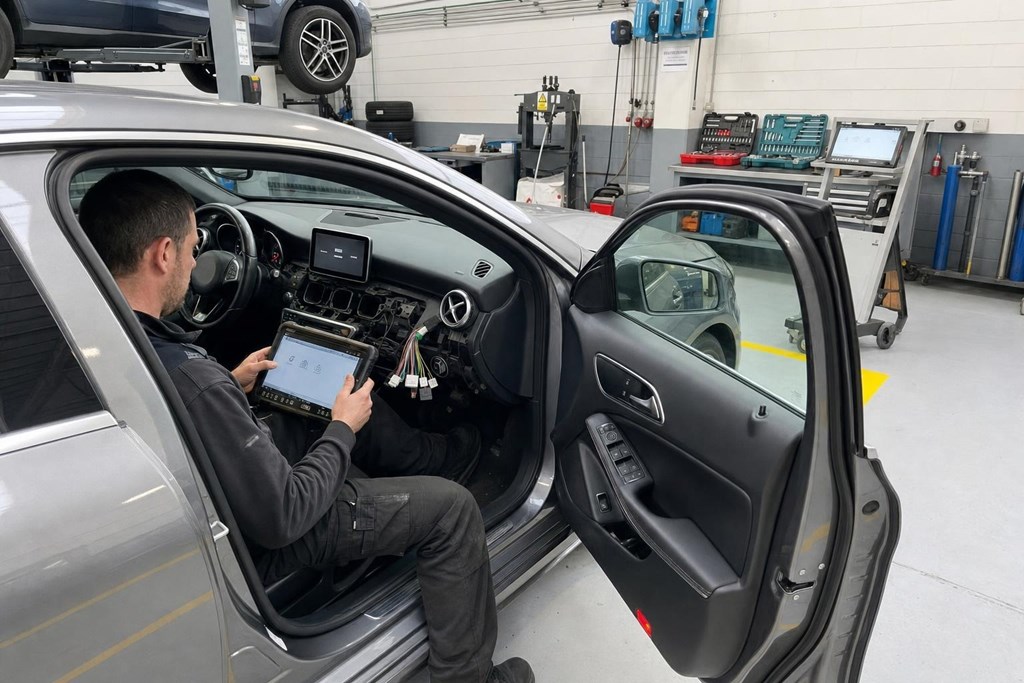 Foto 1 Instalación de equipos multimedia para Mercedes en O Porriño