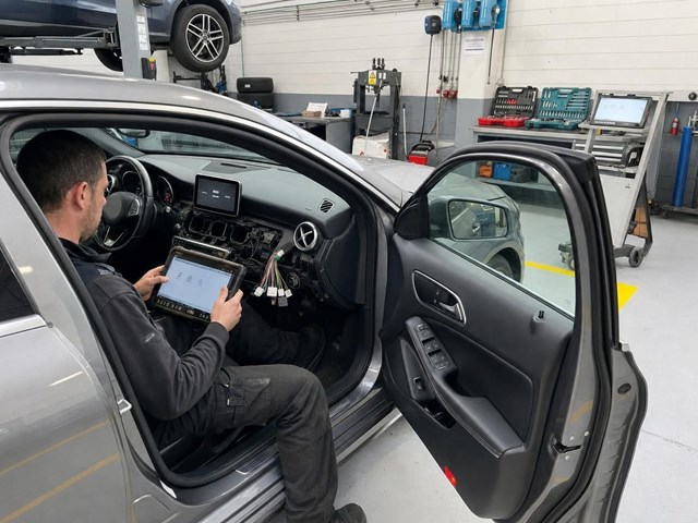 Instalación de equipos multimedia para Mercedes en O Porriño